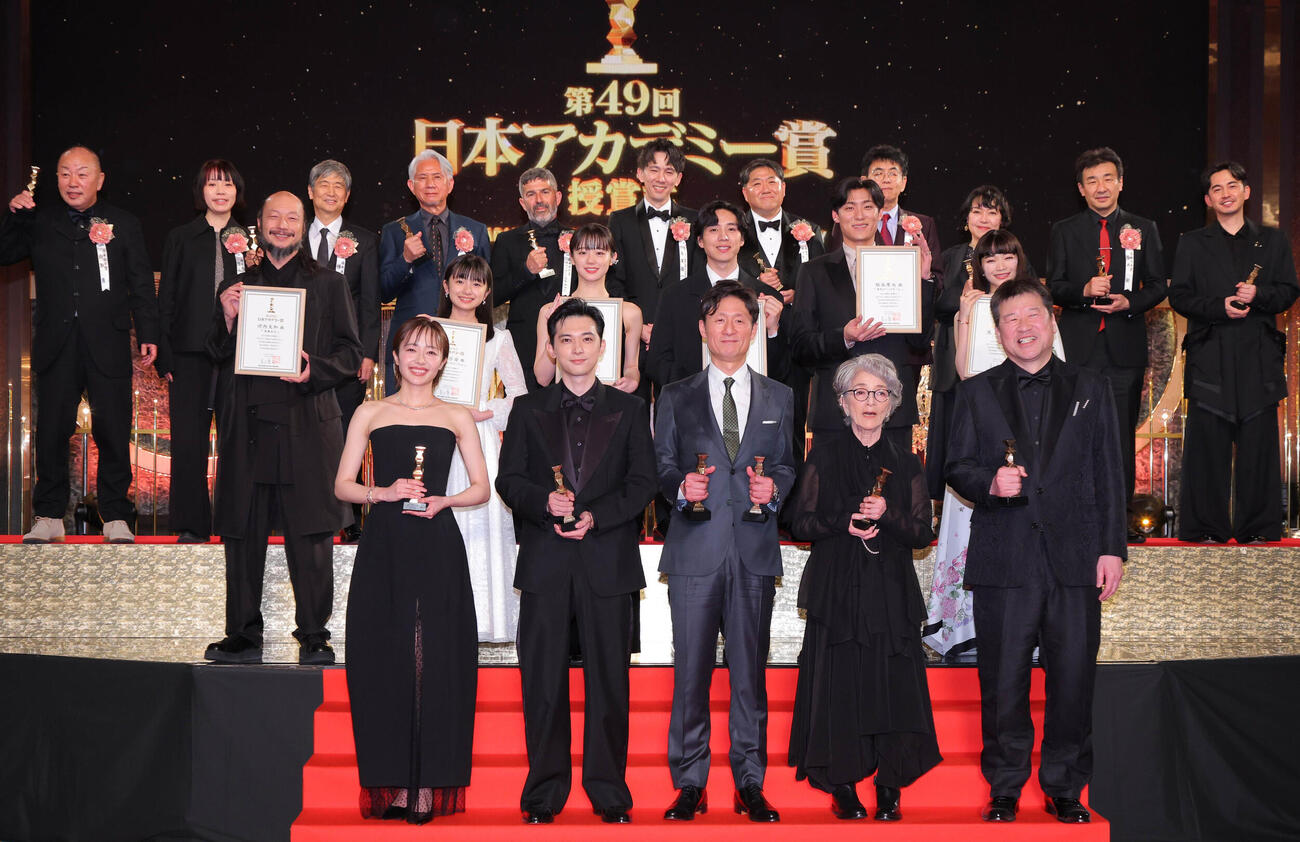 授賞式終了後に記念撮影する（前列左から）森田望智、吉沢亮、李相日監督、倍賞千恵子、佐藤二朗（中列同）河内大和、白山乃愛、中島瑠菜、坂東龍汰、松谷鷹也、見上愛（後列同）白取貢氏、下山奈緒氏、種田洋平氏、中村裕樹氏、ソフィアン・エル・ファニ氏、寺尾優一氏、外崎春雄氏、木下直哉、氏奥寺佐渡子氏、今井剛氏、原摩利彦氏（代表撮影）