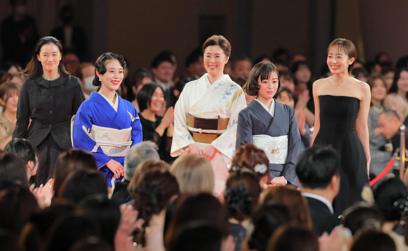 レッドカーペットを通り入場する優秀助演女優賞の（左から）蒼井優、高畑充希、寺島しのぶ、森七菜、森田望智（代表撮影）