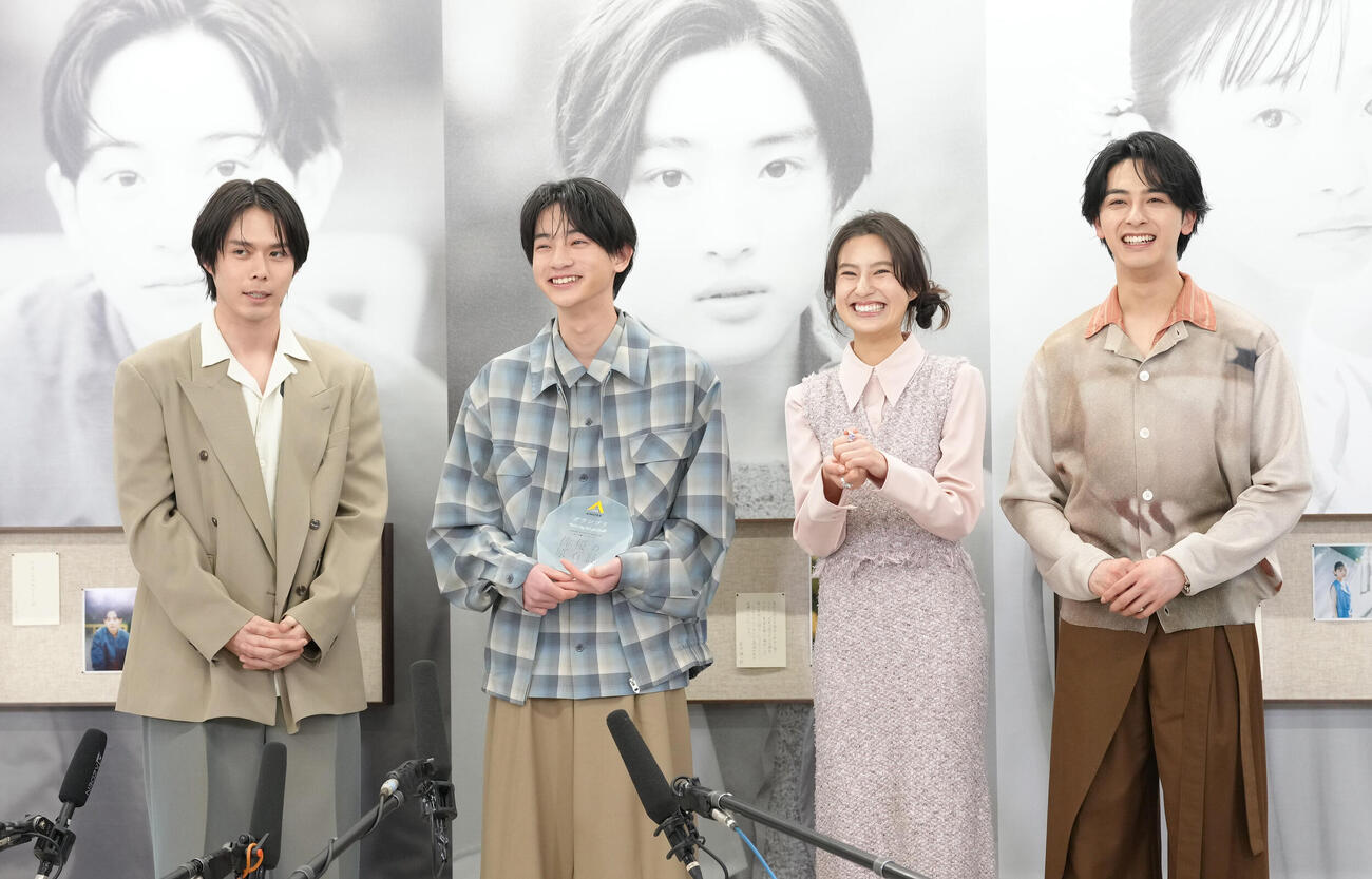 授賞式終え、取材に応じるグランプリの大友隆佑さん（中央左）。左から細田佳央太、1人おいて恒松祐里、新原泰佑（撮影・足立雅史）