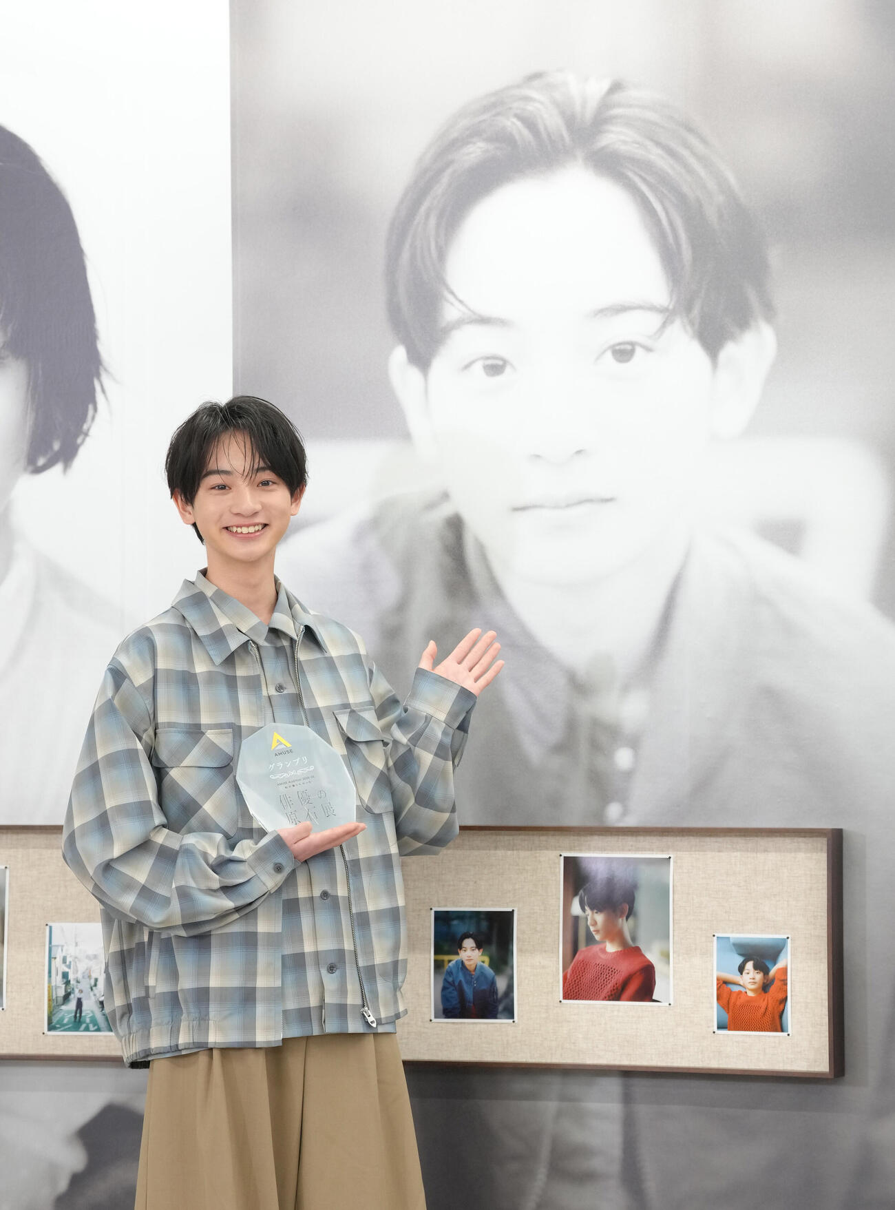 グランプリを受賞した大友隆佑さんは自身の写真の前で笑顔（撮影・足立雅史）