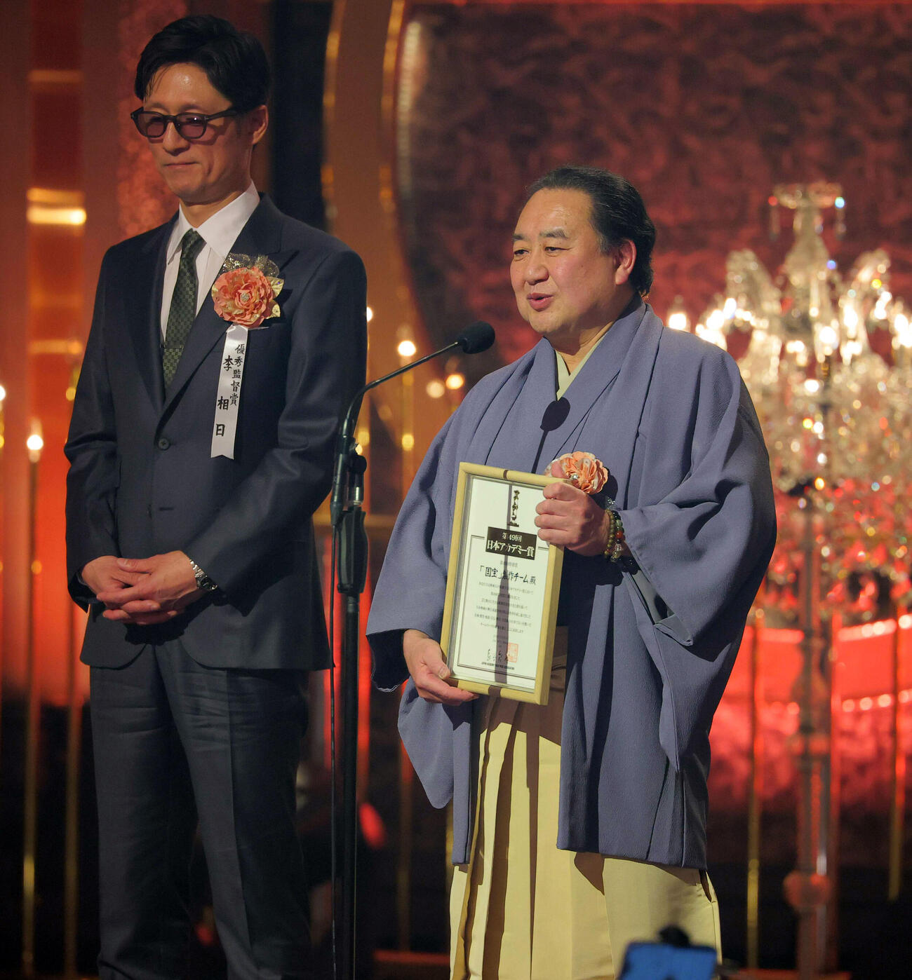 特別賞を受賞した「国宝」製作チームの中村鴈治郎（左は李相日監督）（代表撮影）