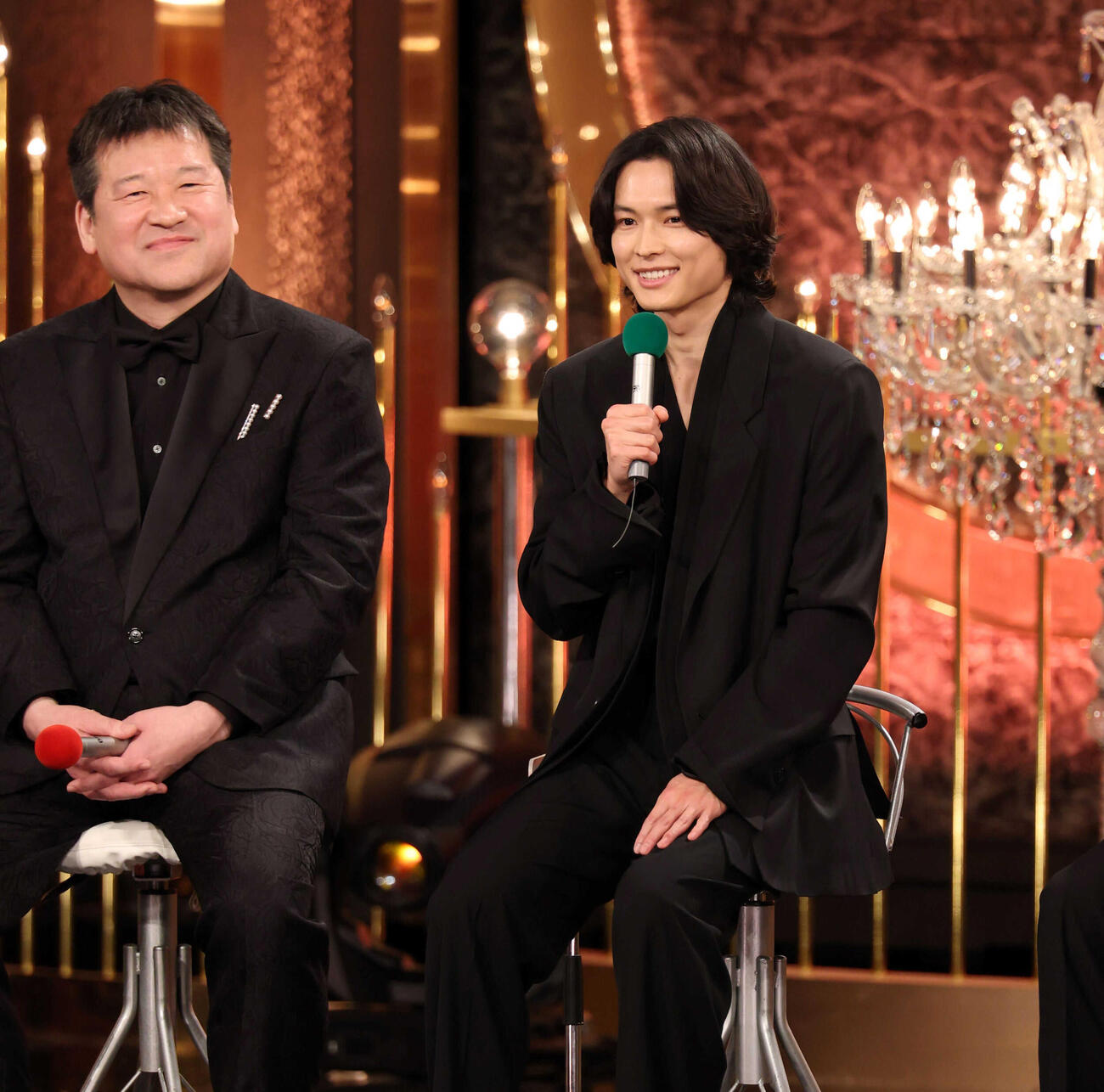 笑顔で話す優秀助演男優賞の松村北斗。左は佐藤二朗＝13日、東京都港区のグランドプリンスホテル新高輪（代表撮影）