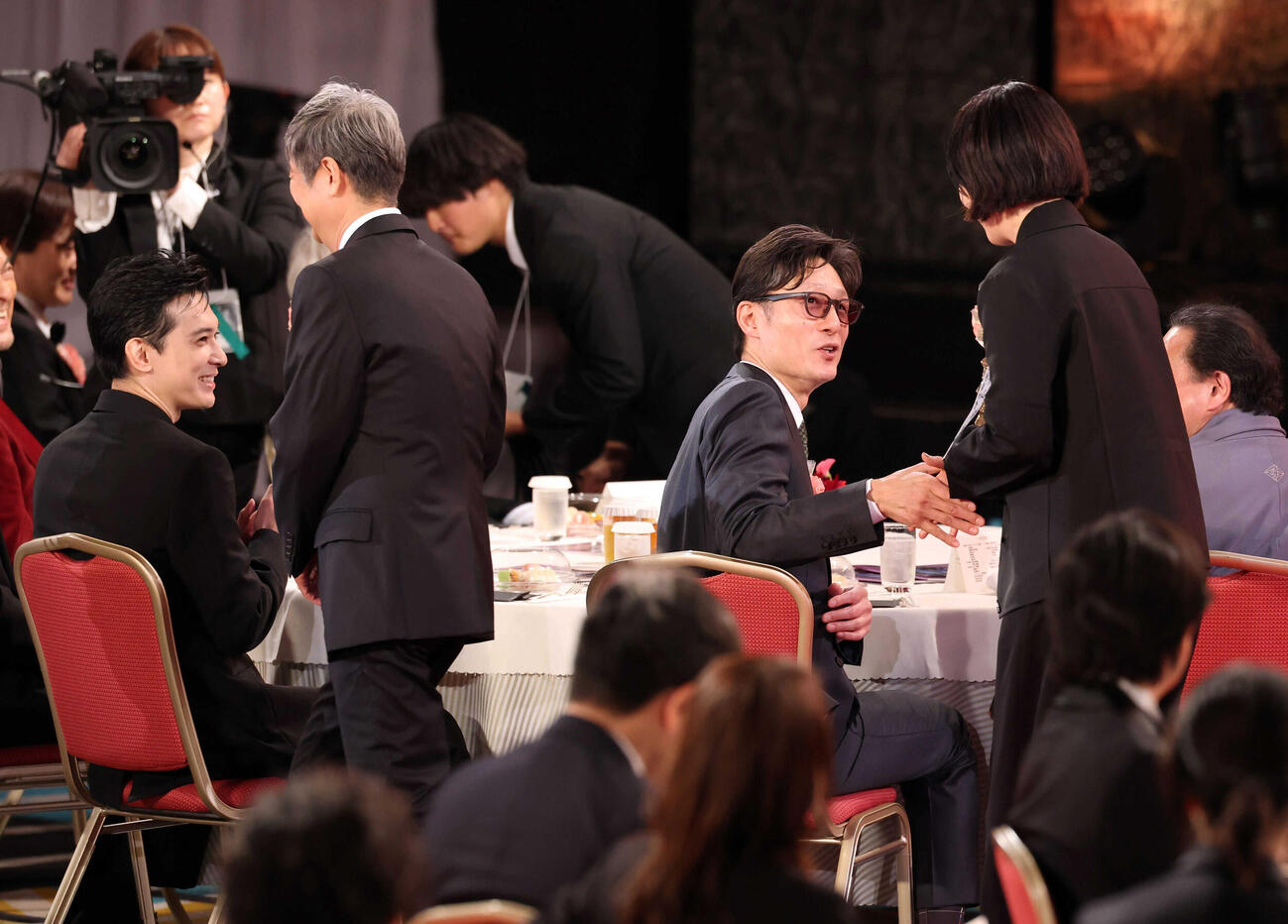 「国宝」が最優秀美術賞を受賞し笑顔で関係者を出迎える李相日監督（右から2人目）と吉沢亮（同4人目）（代表撮影）