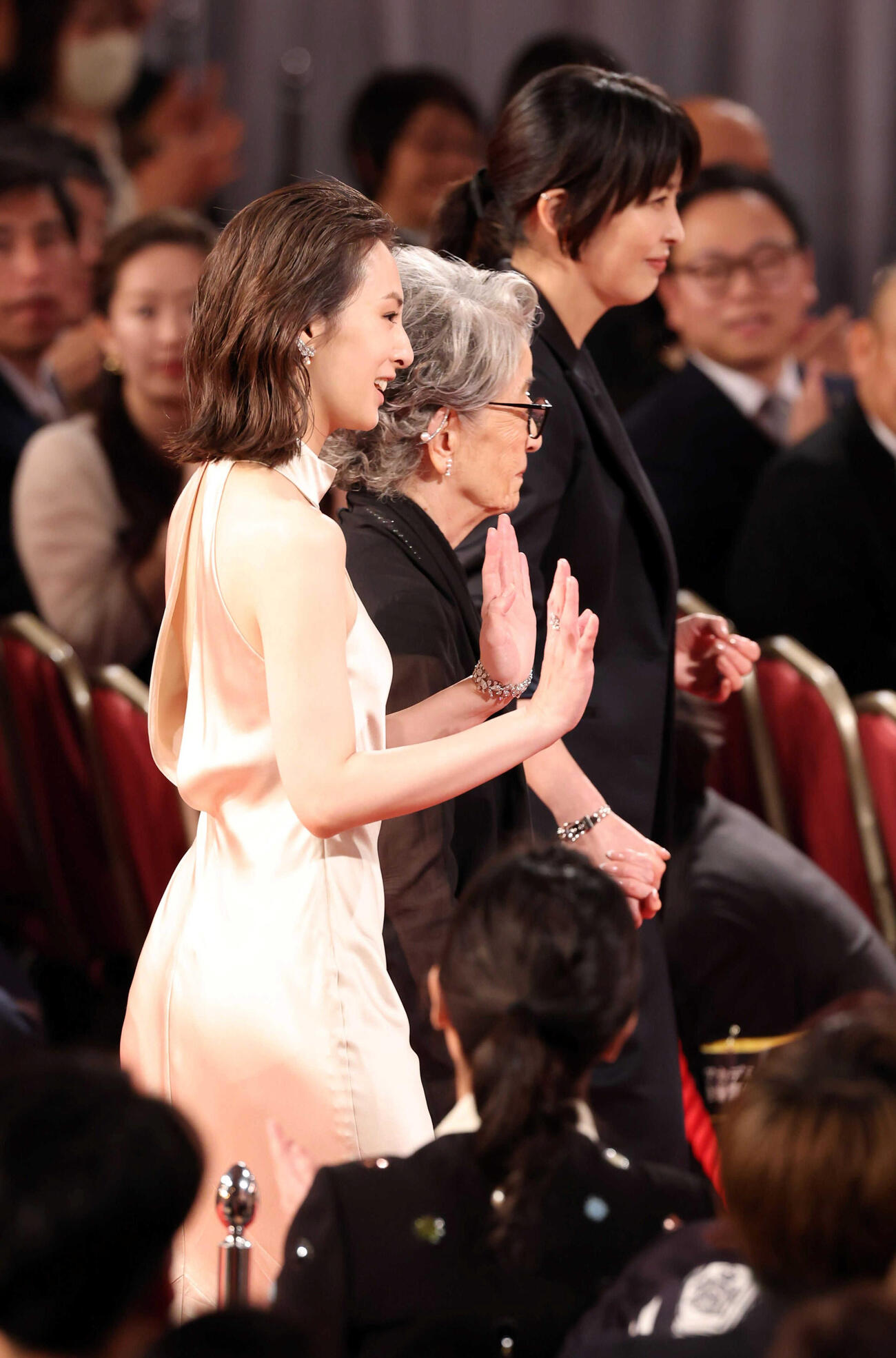 レッドカーペットを歩く（左から）北川景子、倍賞千恵子、松たか子（代表撮影）