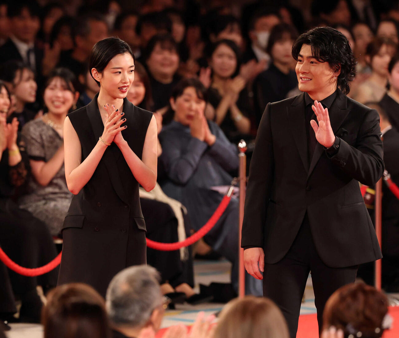 レッドカーペットを歩く河合優実（左）と森本慎太郎（代表撮影）