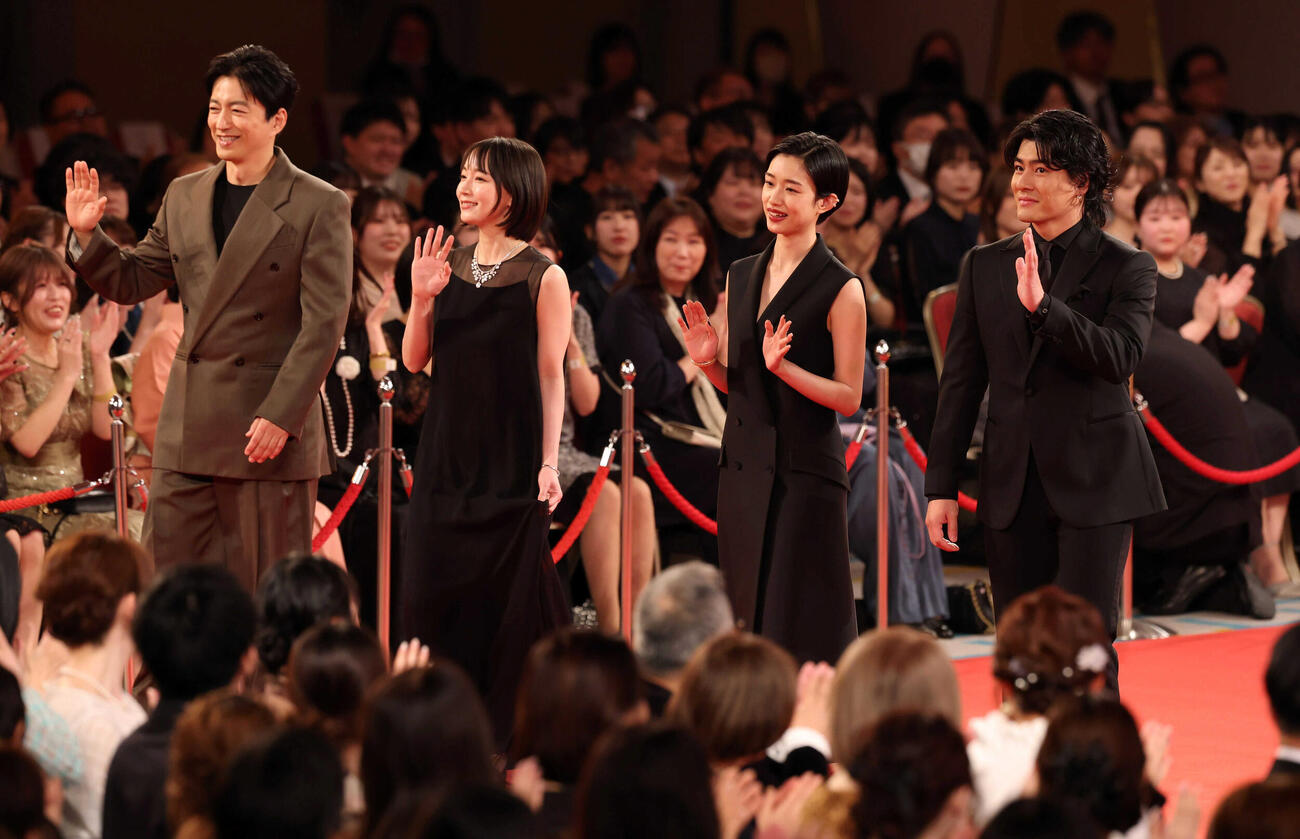 レッドカーペットを歩く（左から）大沢たかお、吉岡里帆、河合優実、森本慎太郎（代表撮影）