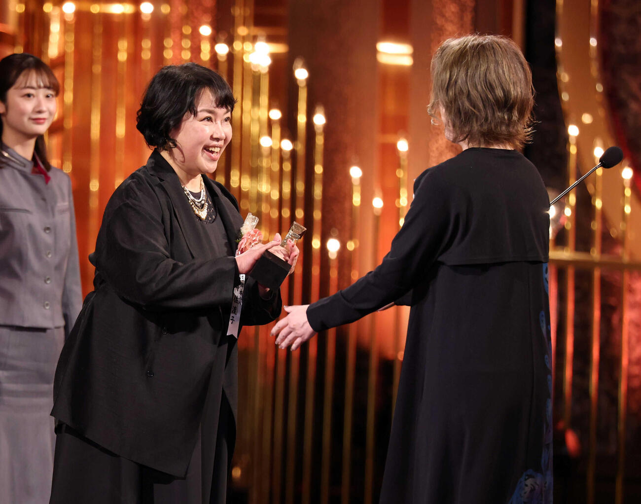 「国宝」が最優秀脚本賞を受賞して笑顔を見せる奥寺佐渡子氏（左）（代表撮影）
