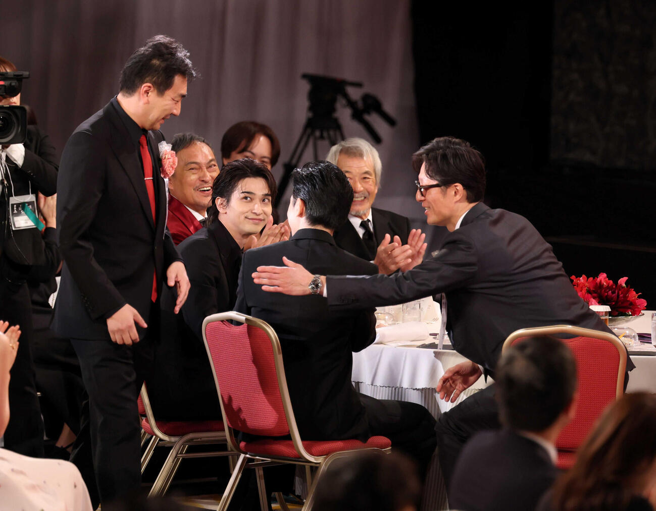 「国宝」が最優秀編集賞を受賞し今井剛氏（左端）と喜ぶ李相日監督（右端）ら関係者（代表撮影）