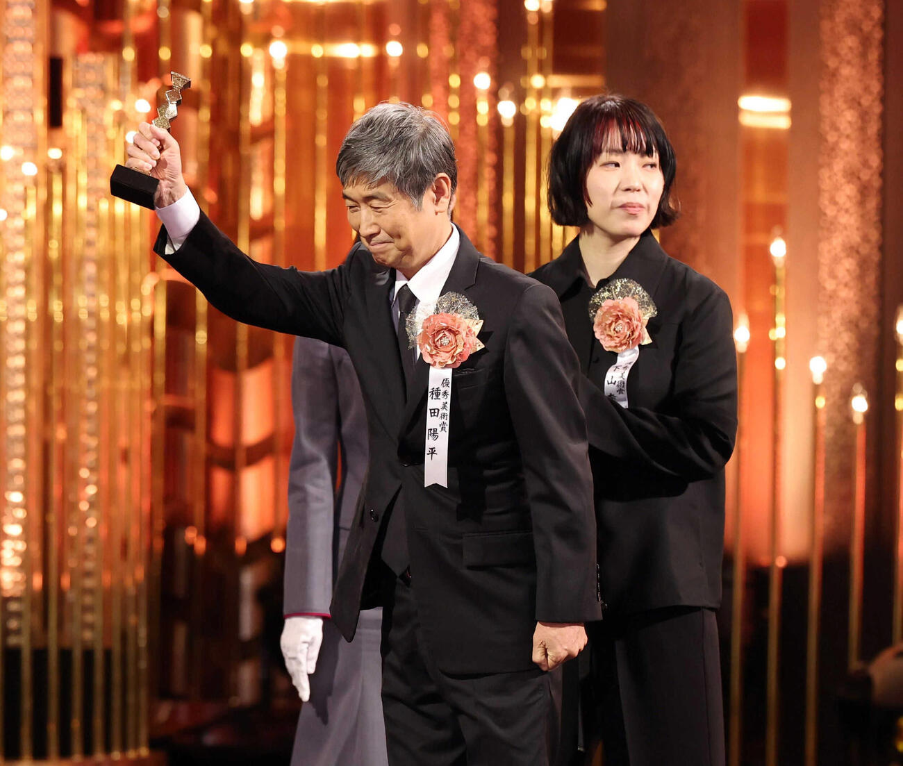 最優秀美術賞を受賞した「国宝」の種田陽平氏（左）と下山奈緒氏（代表撮影）