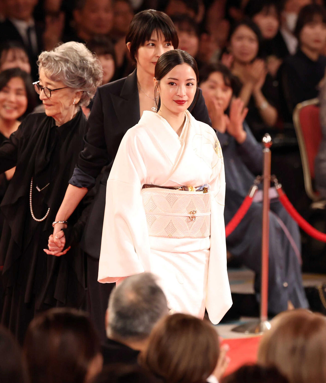 レッドカーペットを歩く（右から）広瀬すず、松たか子、倍賞千恵子（代表撮影）