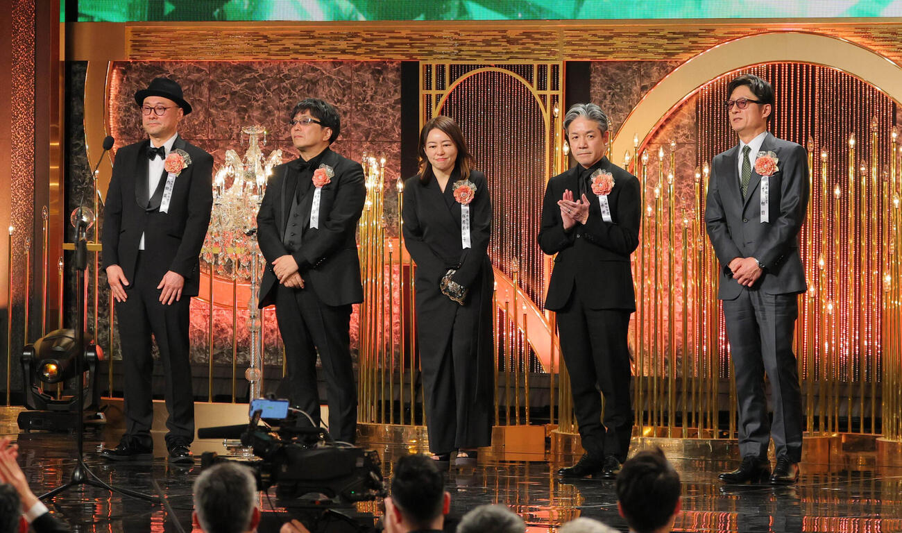 優秀監督賞のインタビューで登壇した（左から）内田英治監督、大友啓史監督、塚原あゆ子監督、永井聡監督、李相日監督（代表撮影）