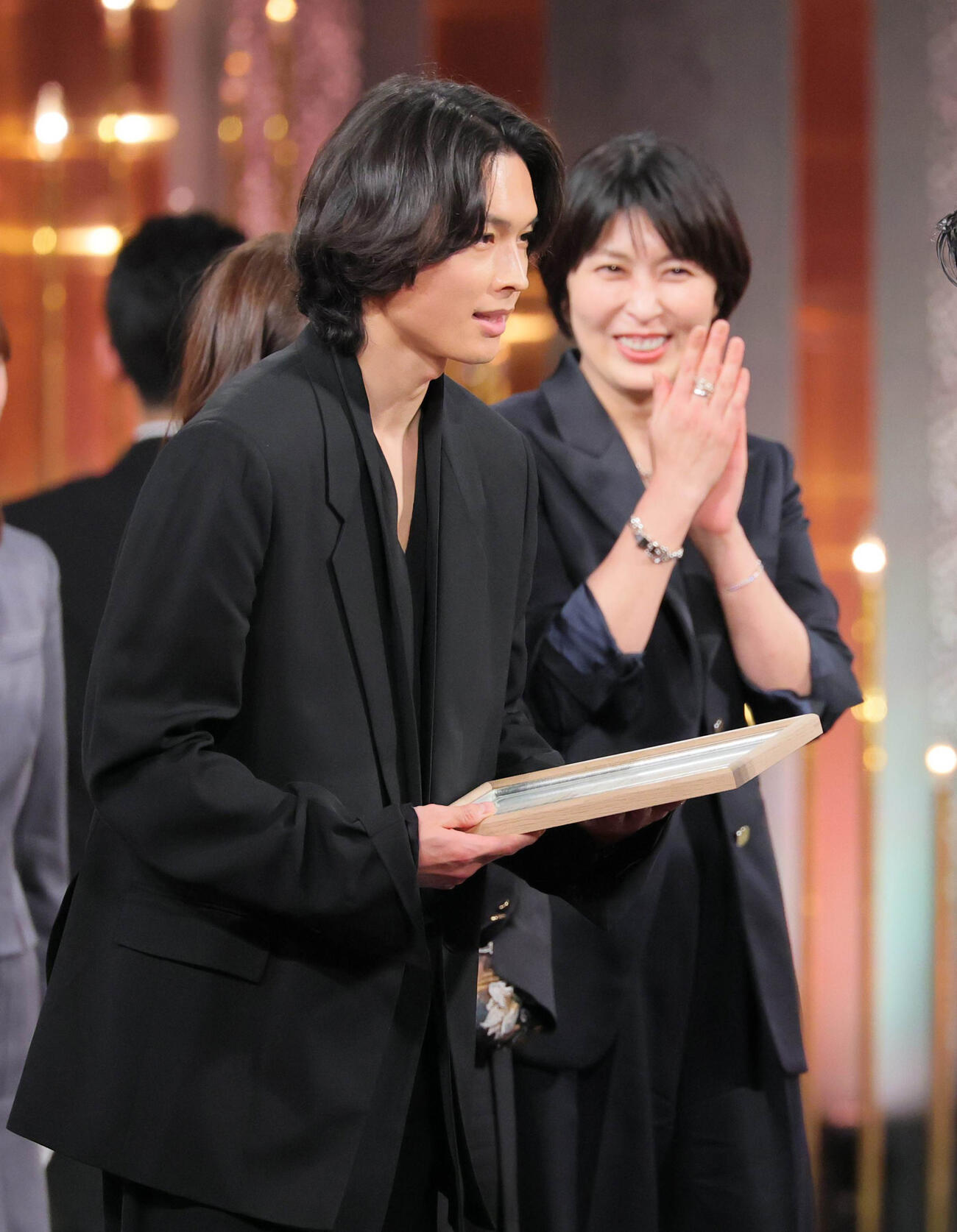 話題賞を受賞した松村北斗（右は松たか子）（代表撮影）