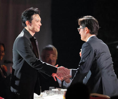 最優秀主演男優賞を受賞した吉沢亮（左）は李相日監督と握手を交わす（代表撮影）