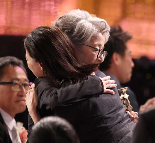最優秀主演女優賞を受賞して蒼井優（左）と抱き合う倍賞千恵子（代表撮影）