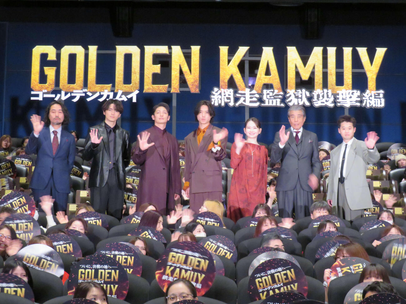 映画「ゴールデンカムイ　網走監獄襲撃編」公開記念舞台あいさつに登壇した、左から片桐健滋監督、眞栄田郷敦、玉木宏、山﨑賢人、山田杏奈、舘ひろし、矢本悠馬（撮影・村上幸将
