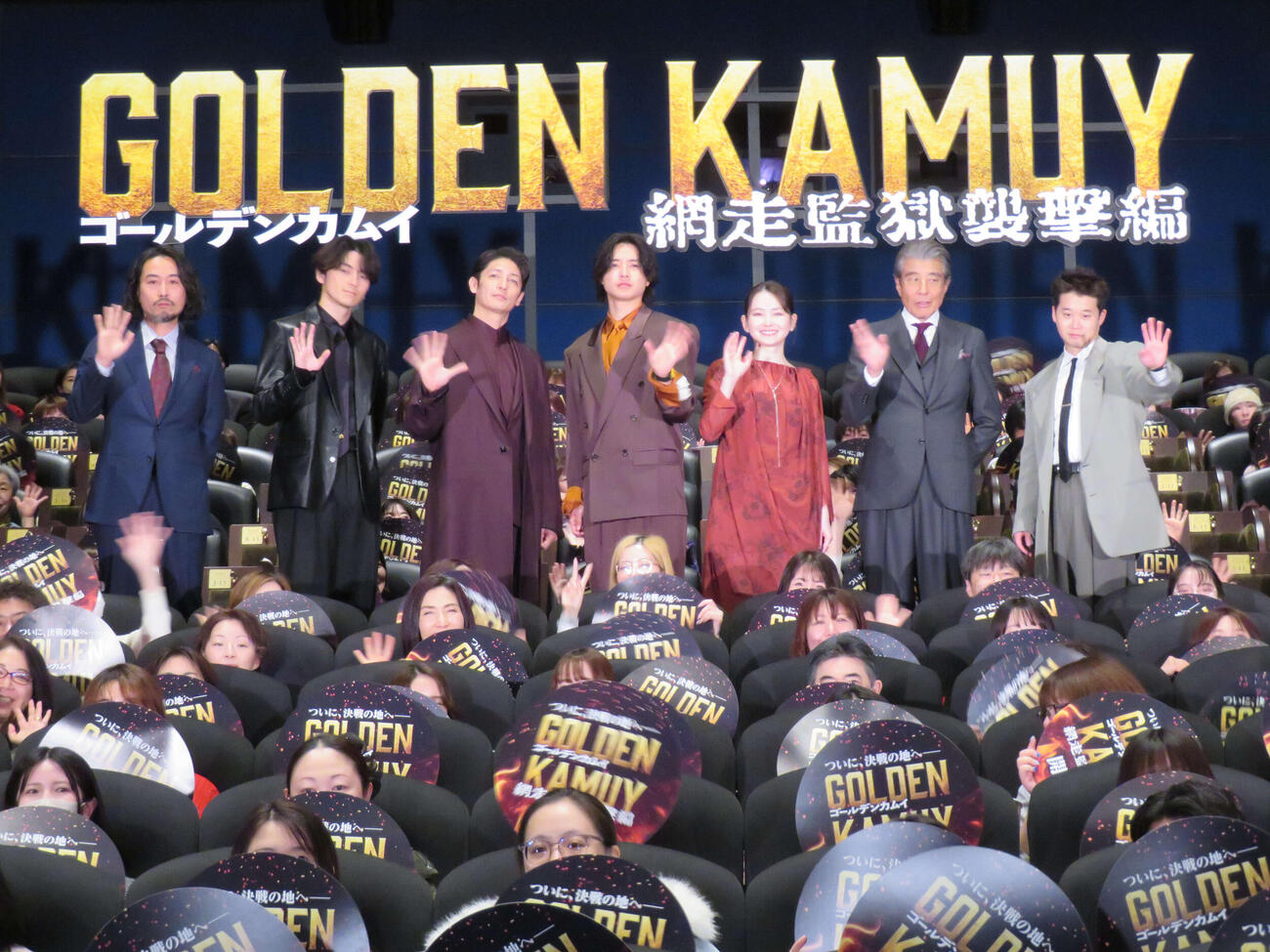 映画「ゴールデンカムイ　網走監獄襲撃編」公開記念舞台あいさつに登壇した、左から片桐健滋監督、眞栄田郷敦、玉木宏、山﨑賢人、山田杏奈、舘ひろし、矢本悠馬（撮影・村上幸将