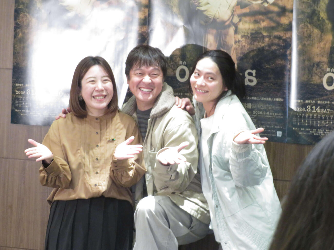 舞台「oasis」ゲネプロ前の囲み取材に出席した（左から）脚本・演出の山田佳奈氏、丸山隆平、菅原小春