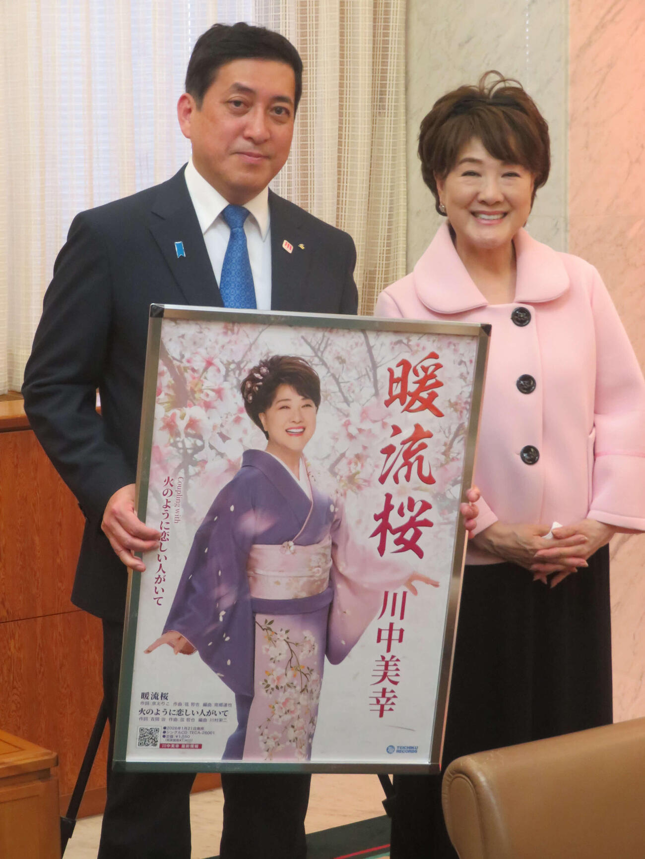 塩田康一鹿児島県知事（左）を表敬訪問した川中美幸（撮影・川田和博）