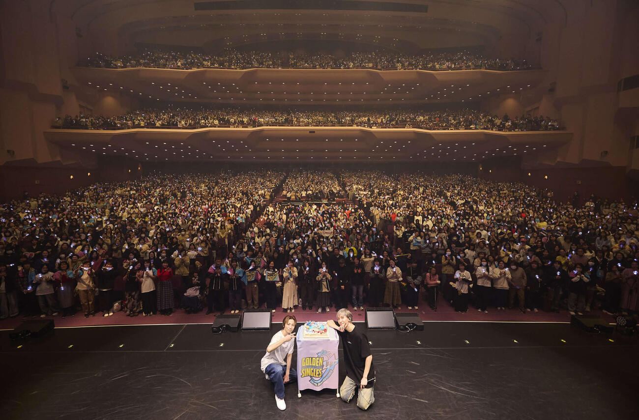 25周年記念ツアー初日夜公演でケーキを囲むw－inds．千葉涼平（左）と橘慶太　（C）青木早霞