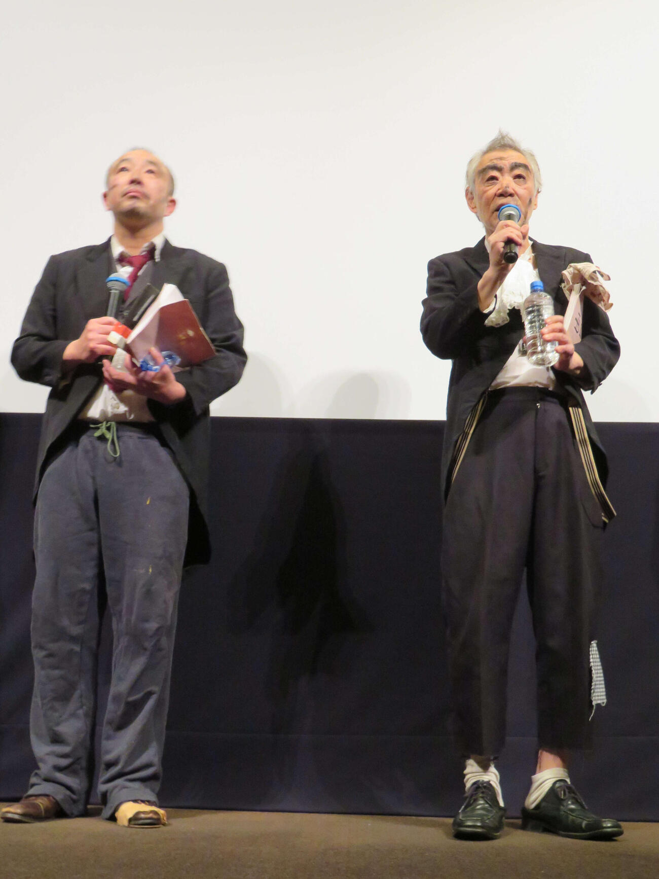 ドキュメンタリー映画「今は昔、栄養映画館の旅」初日舞台あいさつに登壇した西本竜樹（左）と柄本明（撮影・村上幸将）