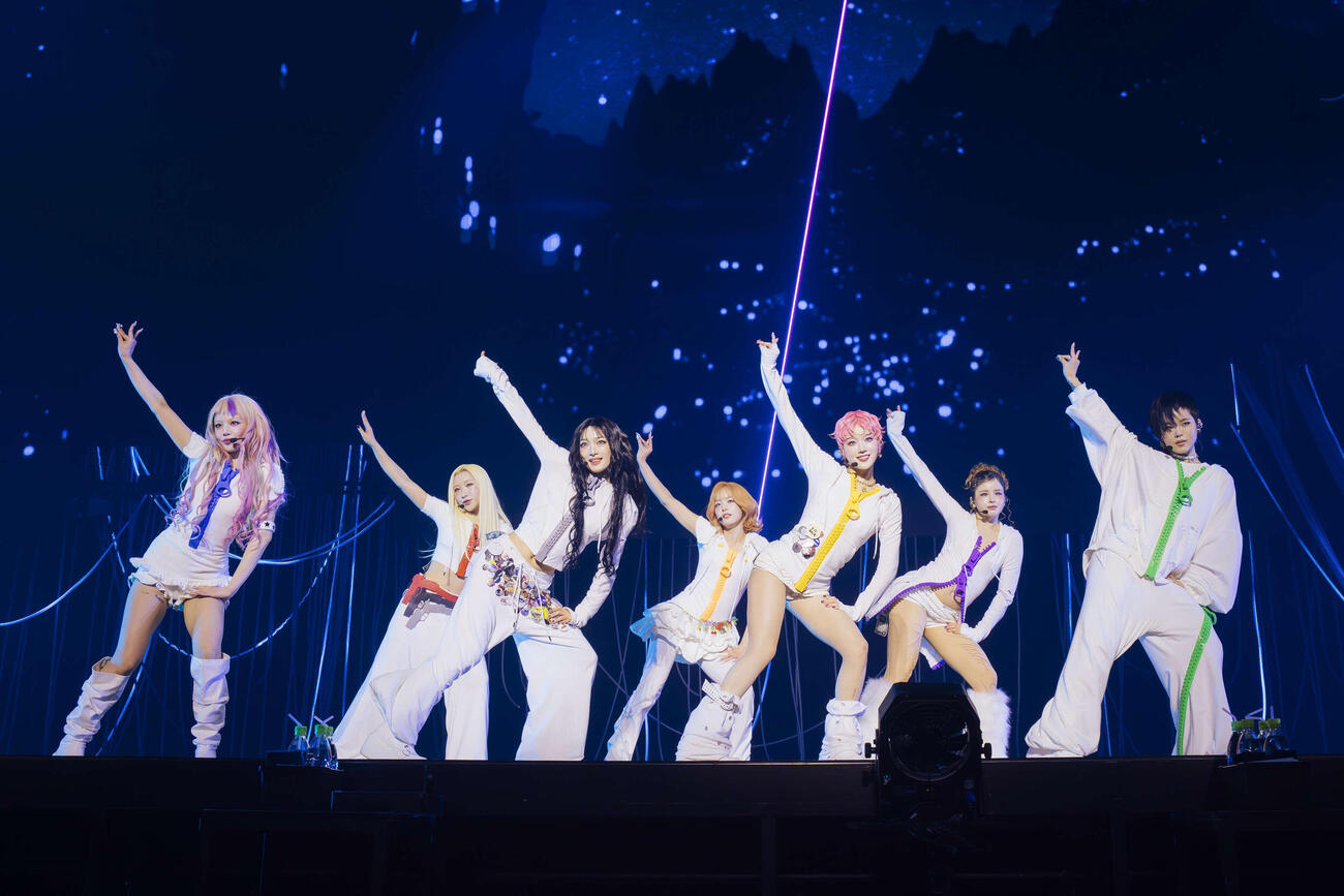 「ＸＧ　ＷＯＲＬＤ　ＴＯＵＲ：ＴＨＥ　ＣＯＲＥ」を開催したＸＧ、前列左から、ＨＩＮＡＴＡ、ＪＵＲＩＮ、ＣＨＩＳＡ、ＣＯＣＯＮＡ、後列左から、ＭＡＹＡ、ＪＵＲＩＡ、ＨＡＲＶＥＹ