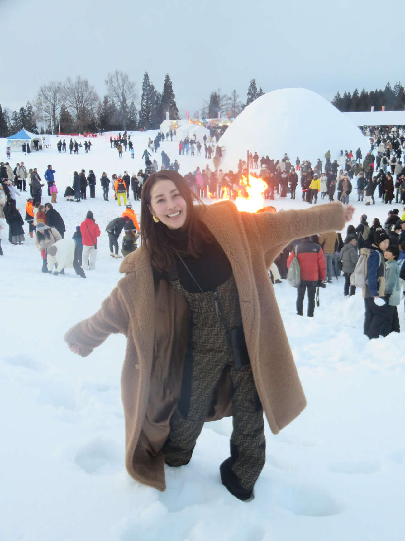 会場内のどんと焼きをバックに笑顔を見せる熊切あさ美