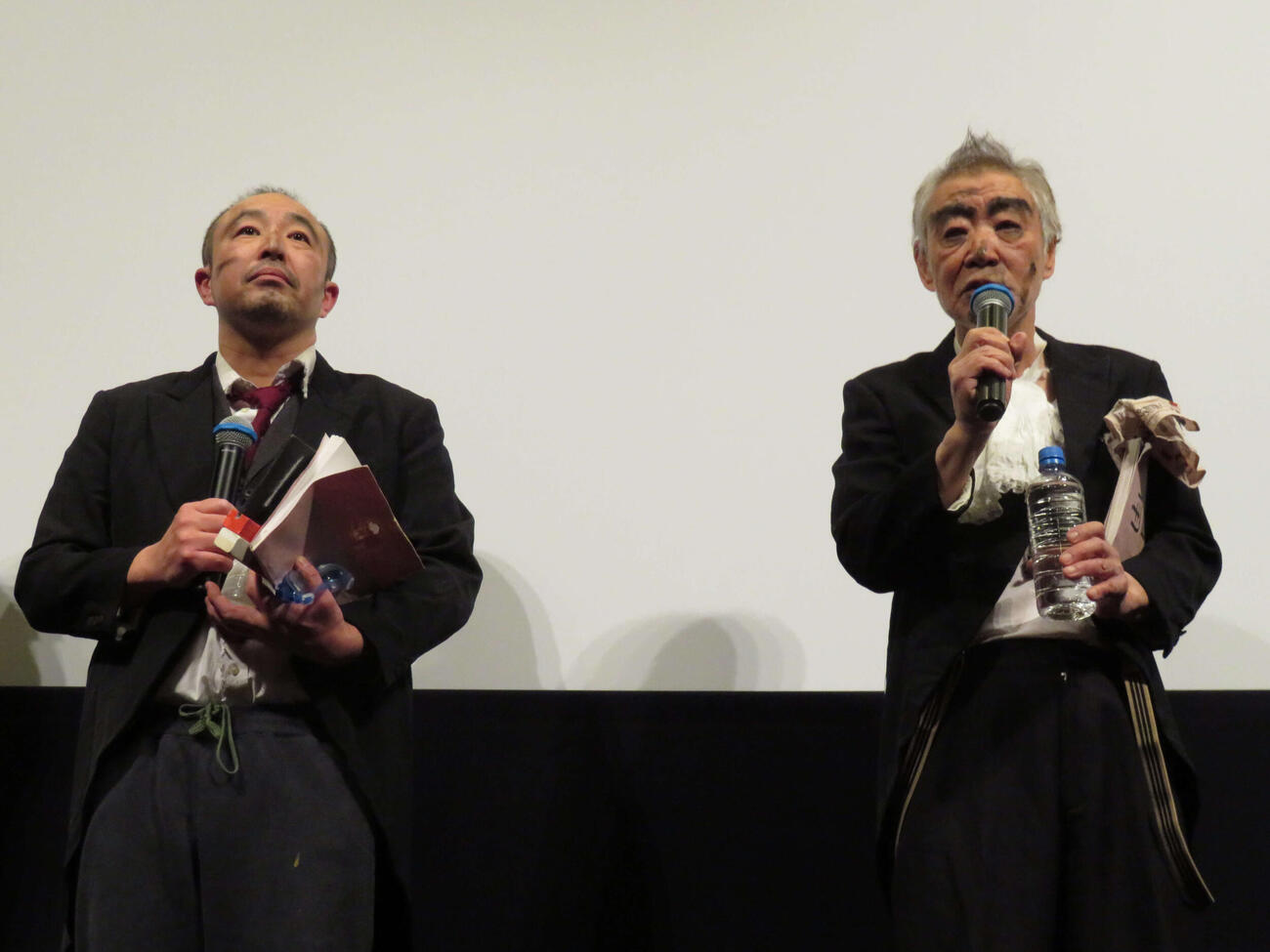 ドキュメンタリー映画「今は昔、栄養映画館の旅」初日舞台あいさつに登壇した西本竜樹（左）と柄本明（撮影・村上幸将）