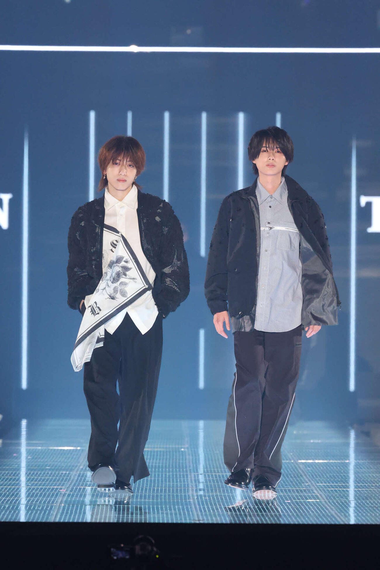 「第42回　マイナビ　東京ガールズコレクション　2026 SPRING／SUMMER」のランウェイに登場したKEY TO LITの中村嶺亜（左）と井上瑞稀