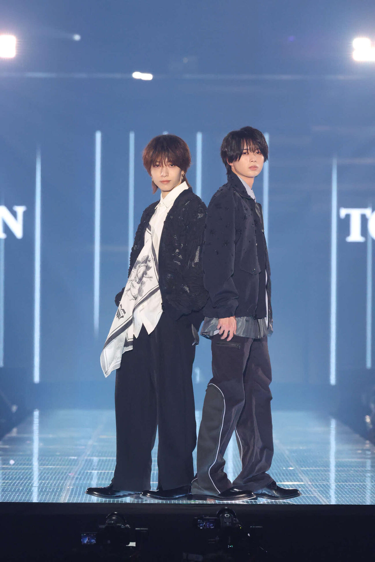 「第42回　マイナビ　東京ガールズコレクション　2026 SPRING／SUMMER」のランウェイに登場したKEY TO LITの中村嶺亜（左）と井上瑞稀