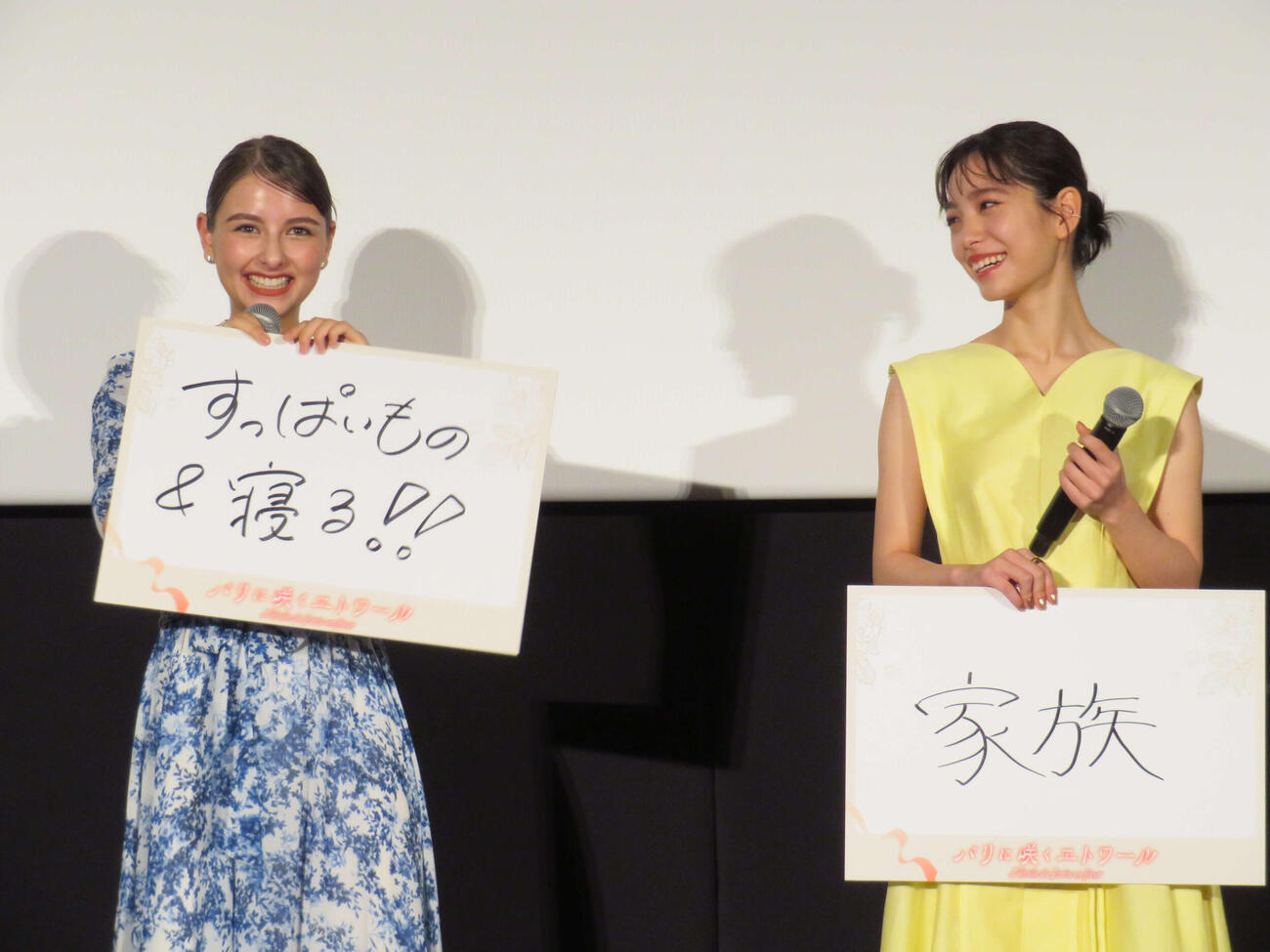 アニメ映画「パリに咲くエトワール」公開記念舞台あいさつに登壇した嵐莉菜（左）と當真あみ（撮影・村上幸将）