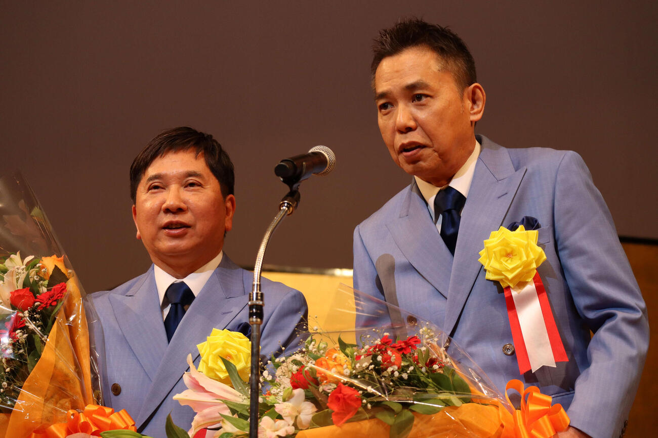 第42回浅草芸能大賞で大賞を受賞した爆笑問題の田中裕二（左）、太田光（2026年3月撮影）