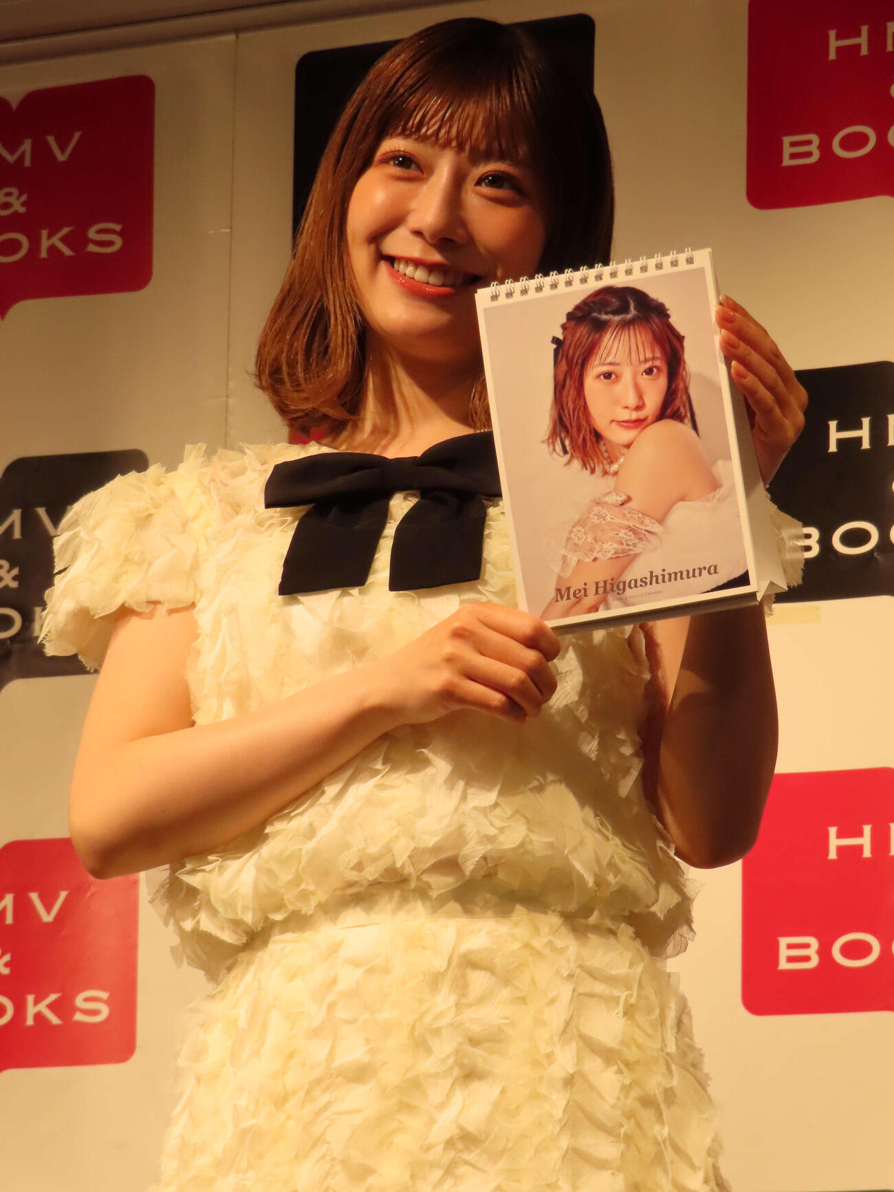 26年度カレンダーの発売記念イベント前取材に臨む東村芽依