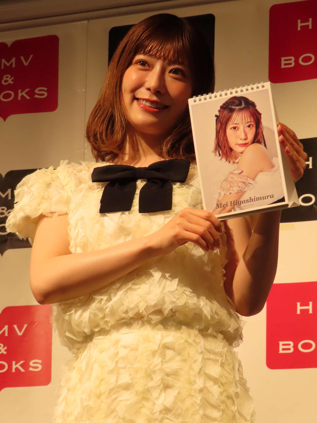 26年度カレンダーの発売記念イベント前取材に臨む東村芽依