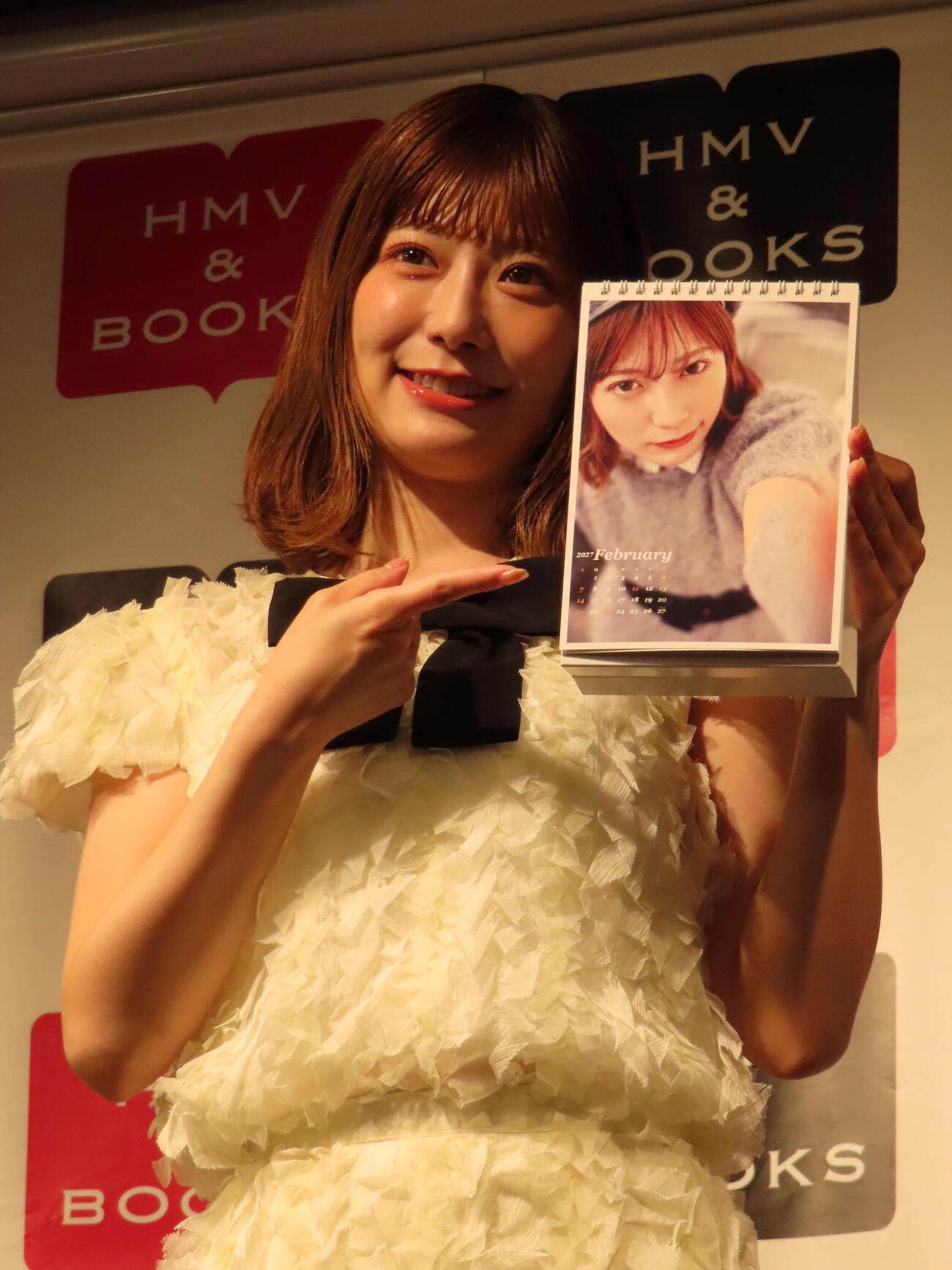 26年度カレンダーの発売記念イベント前取材に臨む東村芽依
