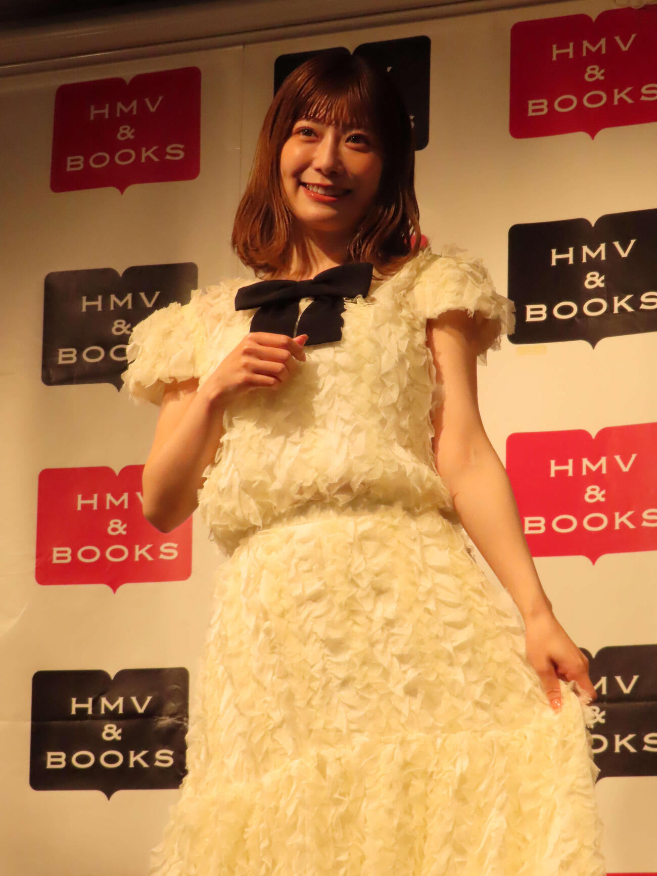 26年度カレンダーの発売記念イベント前取材に臨む東村芽依