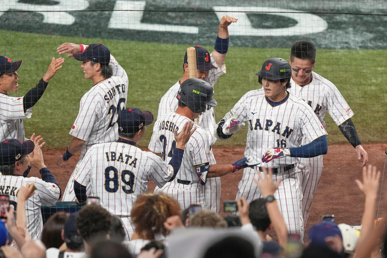 1回、大谷翔平（右から2人目）の同点ソロに喜ぶ侍ナイン（AP）
