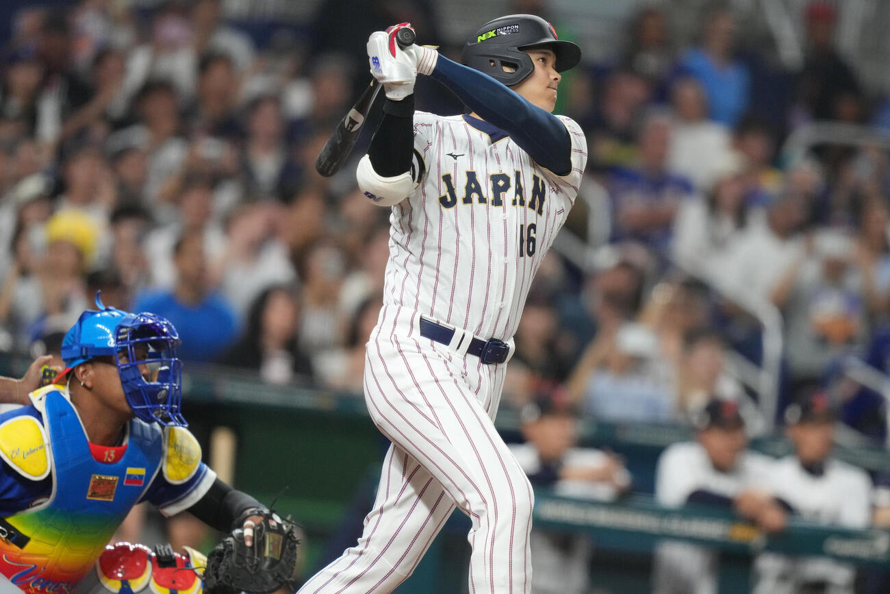 1回、同点ソロを放つ大谷翔平（AP）