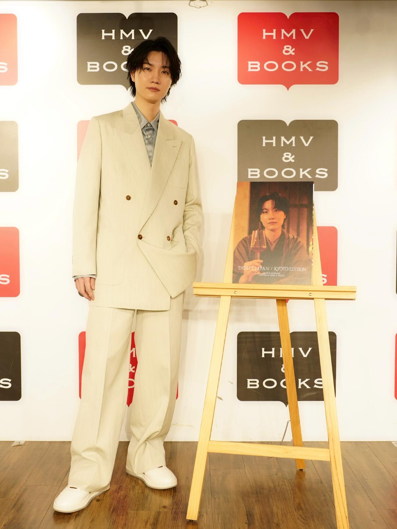 26年度カレンダーの発売記念イベント前取材に臨む桜田通