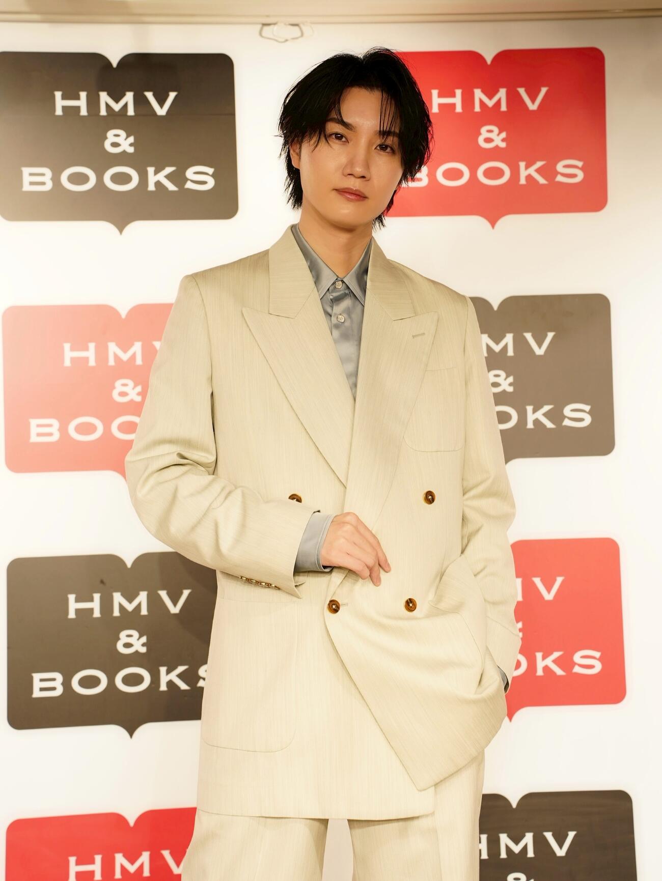 26年度カレンダーの発売記念イベント前取材に臨む桜田通