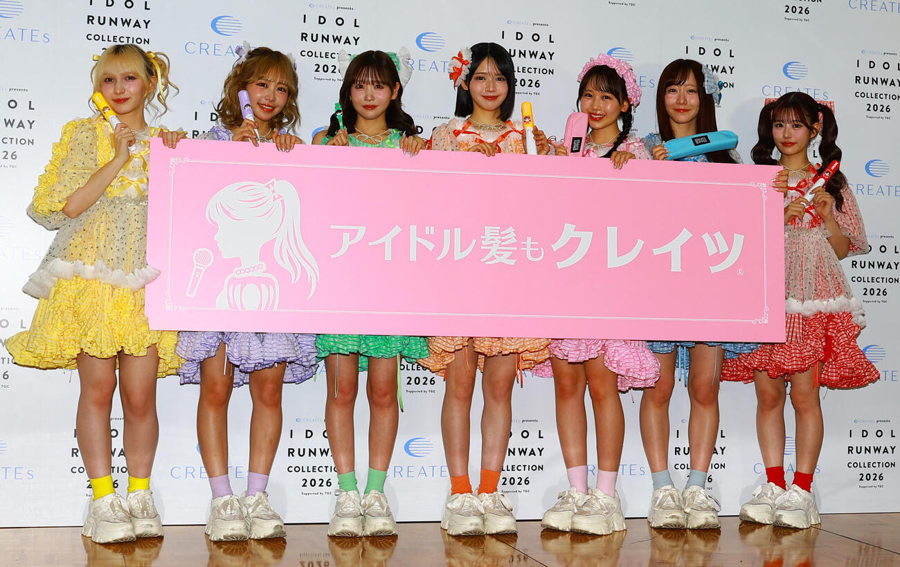 「FRUIT ZIPPER×CREATEsコラボ商品発表会」に登場したFRUITS ZIPPER。左から早瀬ノエル、仲川瑠夏、櫻井優衣、鎮西寿々歌、松本かれん、真中まな、月足天音（撮影・野上伸悟）