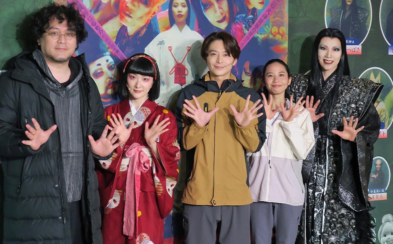 ミュージカル「どろんぱ」取材会で。左から、演出末満健一氏、生駒里奈、小池徹平、屋比久知奈、真琴つばさ