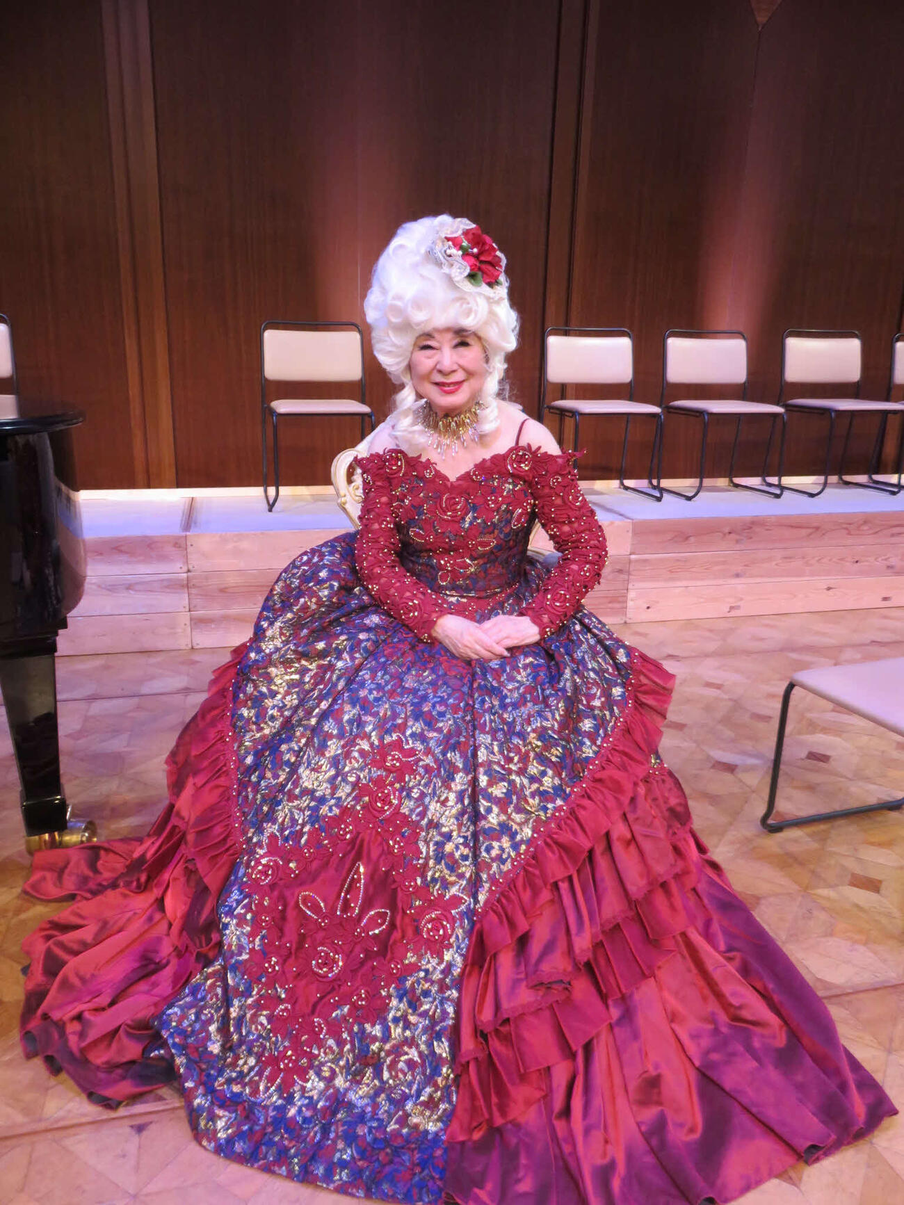 マリア・テレジアの衣装のまま取材に応じる山東昭子