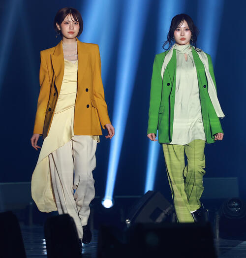 「CREATEs presents IDOL RUNWAY COLLECTION 2026 Supported by TGC」に登場したフルコースの阿部菜々実（左）と高嶺のなでしこの橋本桃呼（撮影・野上伸悟）