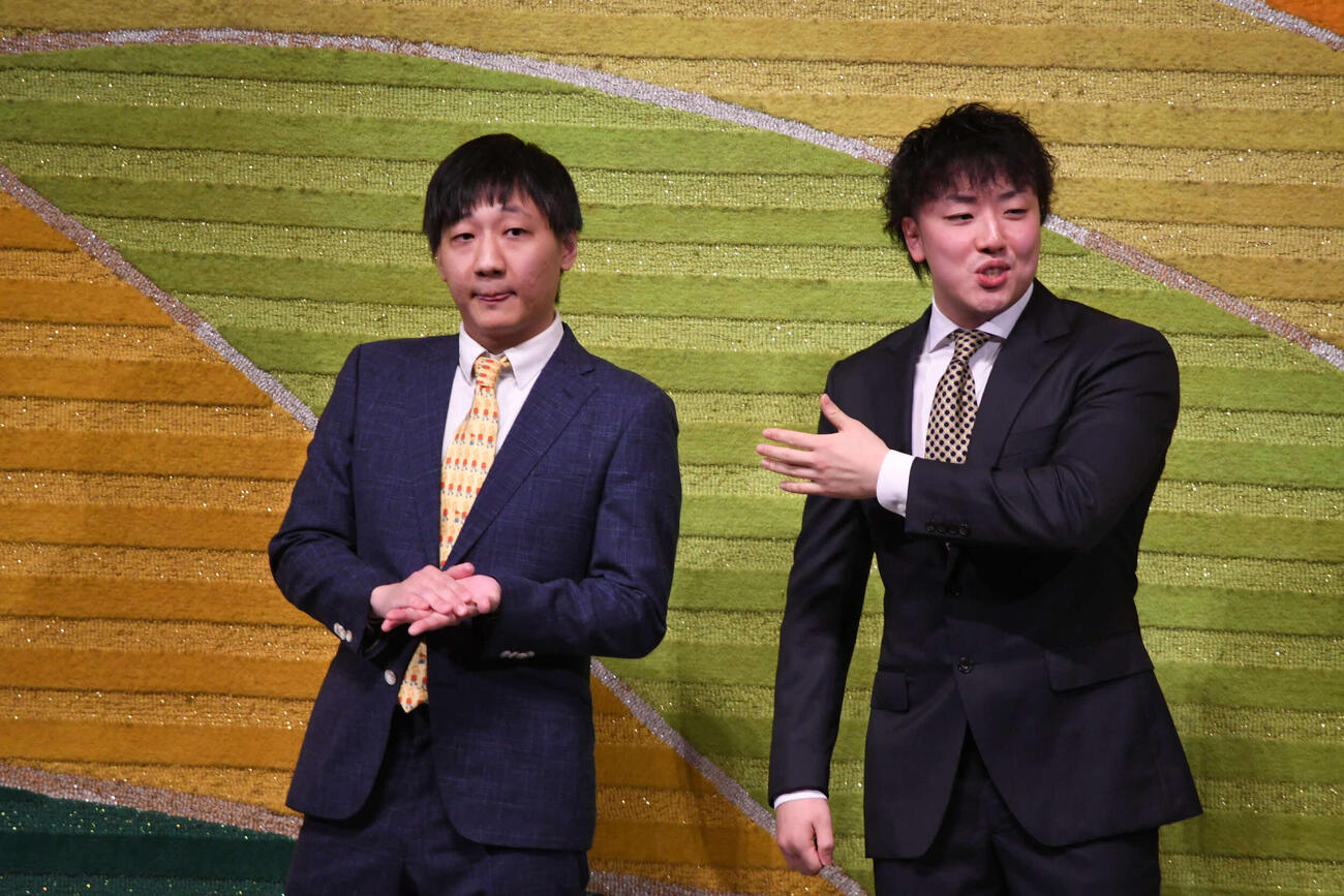 オール阪神・巨人結成50周年記念公演「来て！見て！笑て！」大阪公演千秋楽で前説を務めた、きょうもかもがわ髙田隆平（左）と松谷流行（撮影・阪口孝志）