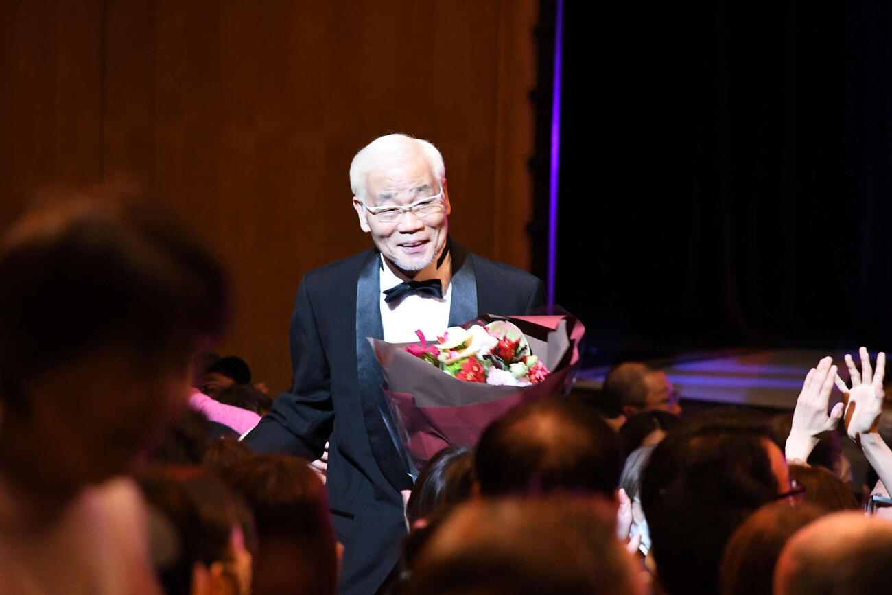 結成50周年記念公演「来て！見て！笑て！」大阪公演千秋楽を迎えたオール阪神・巨人の巨人（撮影・阪口孝志）