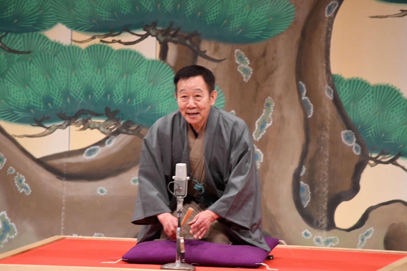 結成50周年記念公演「来て！見て！笑て！」大阪公演千秋楽で落語を披露するオール阪神（撮影・阪口孝志）