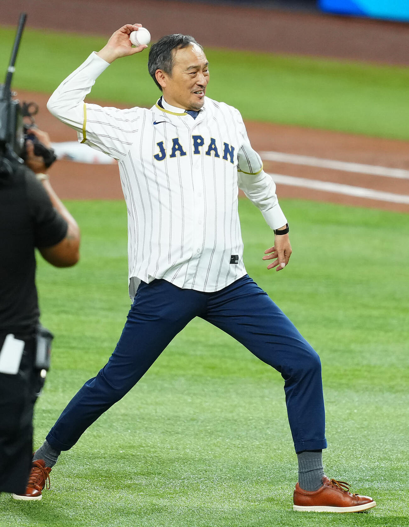 日本対ベネズエラ　始球式を務める渡辺（撮影・垰建太）