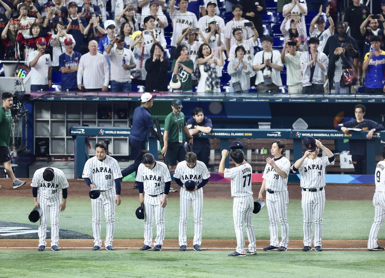 日本対ベネズエラ　ベネズエラに敗れ、観客席にあいさつする井端監督（左）（2026年3月）