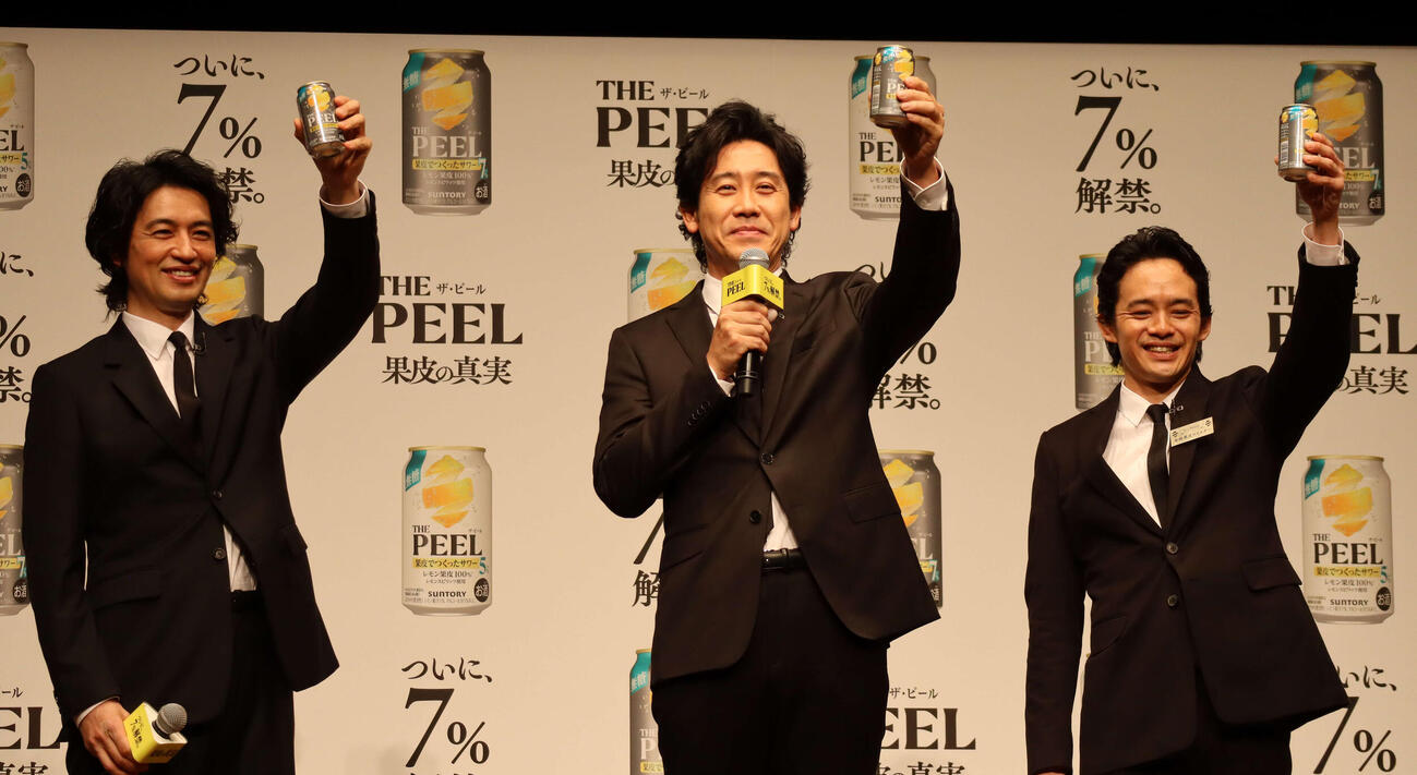 「THE PEEL」新CM発表会に出席した、左から斎藤工、大泉洋、池松壮亮