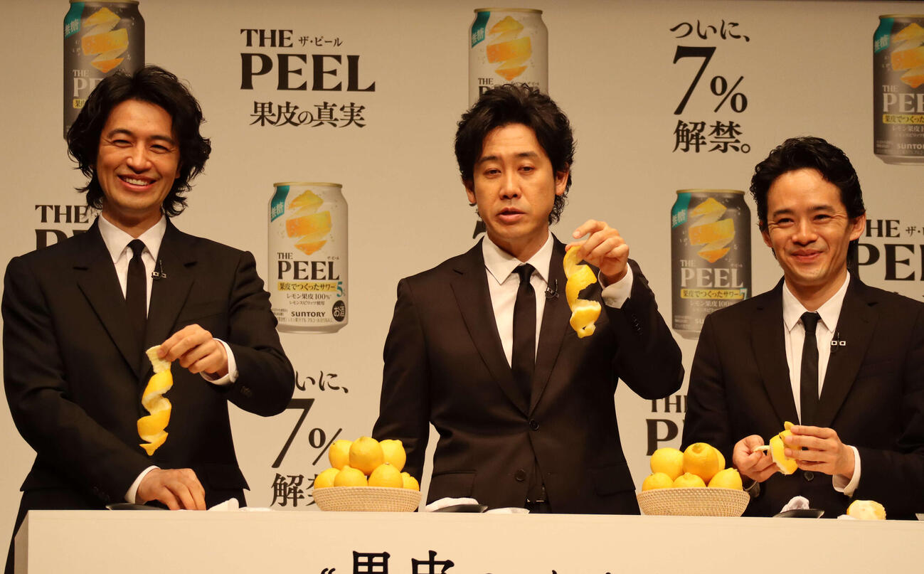 「THE PEEL」新CM発表会でレモンの皮むきに挑戦した、左から斎藤工、大泉洋、池松壮亮